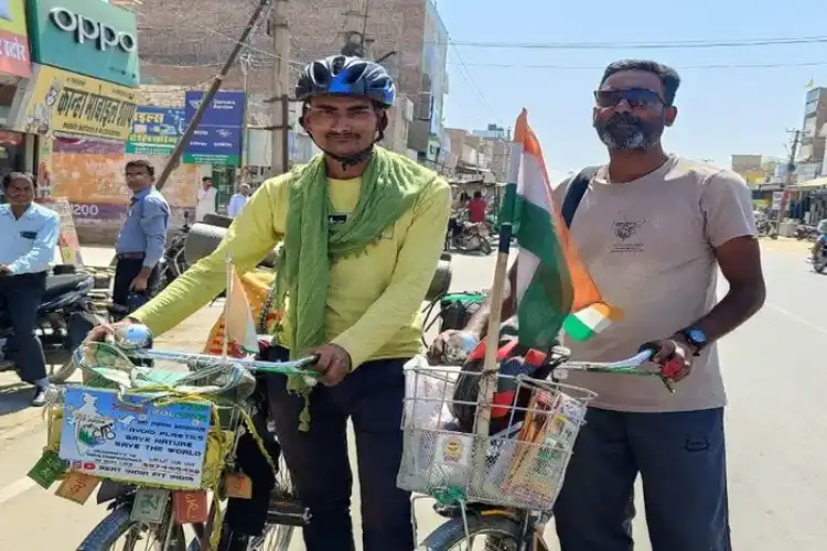 ہندوستان کو ہندو۔مسلم ایکتا کا پیغام دینے سائیکل پر نکلے جےدیپ چکرورتی اور محمد عرفان

