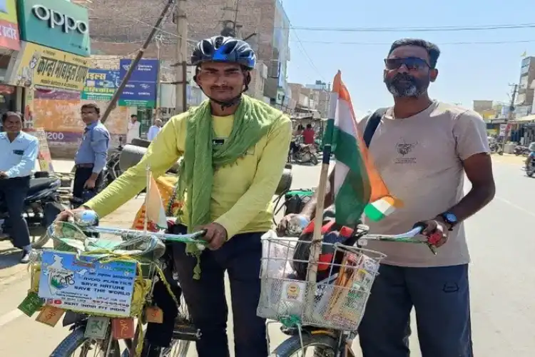 ہندوستان کو ہندو۔مسلم ایکتا کا پیغام دینے سائیکل پر نکلے جےدیپ چکرورتی اور محمد عرفان

