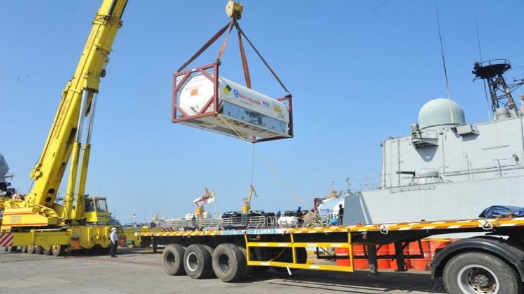 بحریہ کا جہاز ' ترکش'  امدادی سامان کے ساتھ 