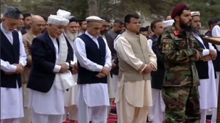 صدر اشرف غنی عیدالاضحیٰ کی نماز ادا کرتے ہوئے