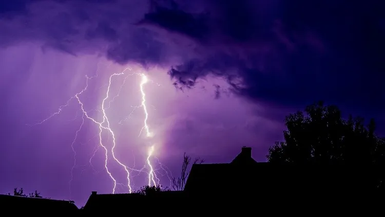 آسمانی بجلی گرنے سے تباہی