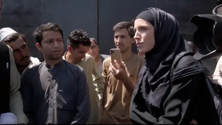 حجاب میں سی این این کی رپورٹر،طالبان کے رویہ کو دوستانہ قراردیا

