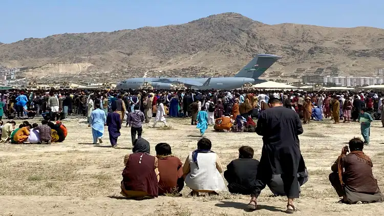 کابل چھوڑتے وقت جہاز میں کیا حالات تھے؟ ایک خاتون کی سر گزشت


