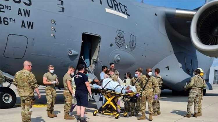 افغان خاتون نے امریکی طیارے میں بچی کو جنم دیا