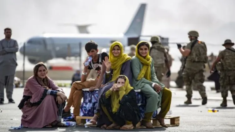کمرشل پروازیں معطل، افغان شہری بذریعہ سڑک ملک سے نکلنے کو تیار  