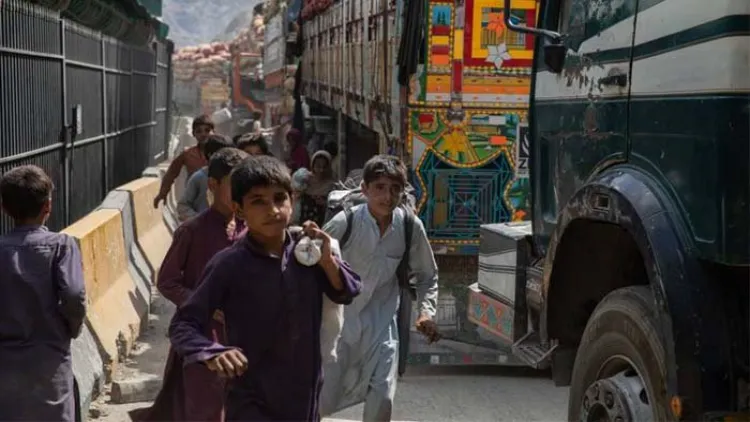  ٹرکوں کےنیچے چھپ کر سامان بیچنے پاکستان جاتے ہیں افغان بچے