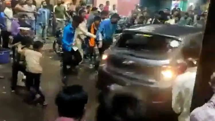 وسرجن جلوس میں شامل لوگوں کو گاڑی نے کچل ڈالا

