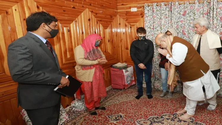 شاہ کشمیر میں : شہید پولیس مین کے اہل خاندان سے ملاقات