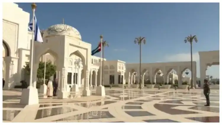 متحدہ عرب امارات کے صدارتی محل میں پہلی بار اسرائیل کا جھنڈا لہرایا

