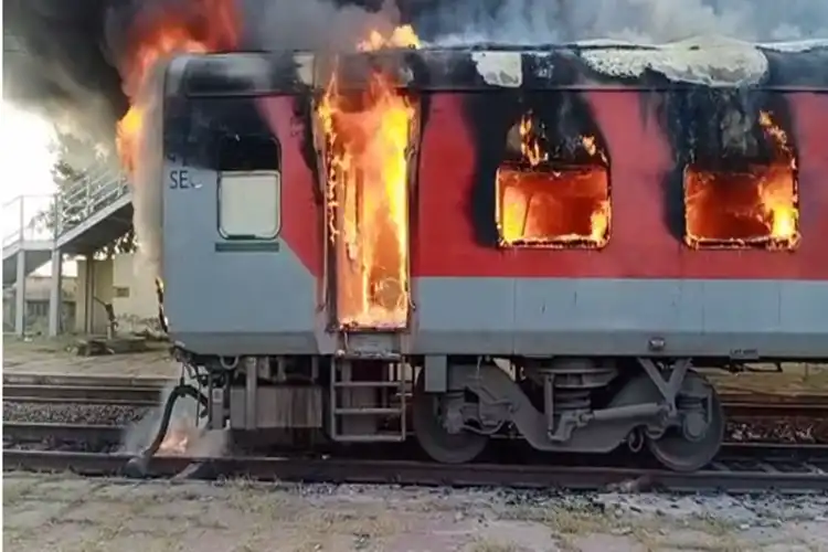 ٹرین کی 4 بوگیوں میں آگ،کسی جانی نقصان کی اطلاع نہیں

