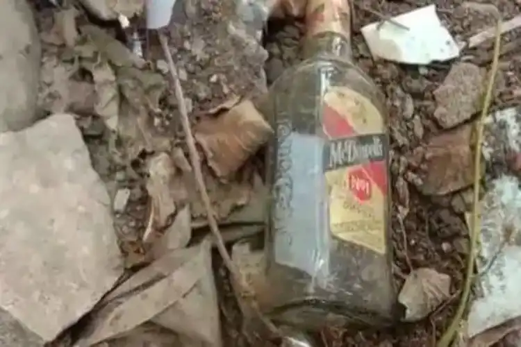 شراب بندی والی ریاست بہارکی اسمبلی میں ملی شراب کی بوتل

