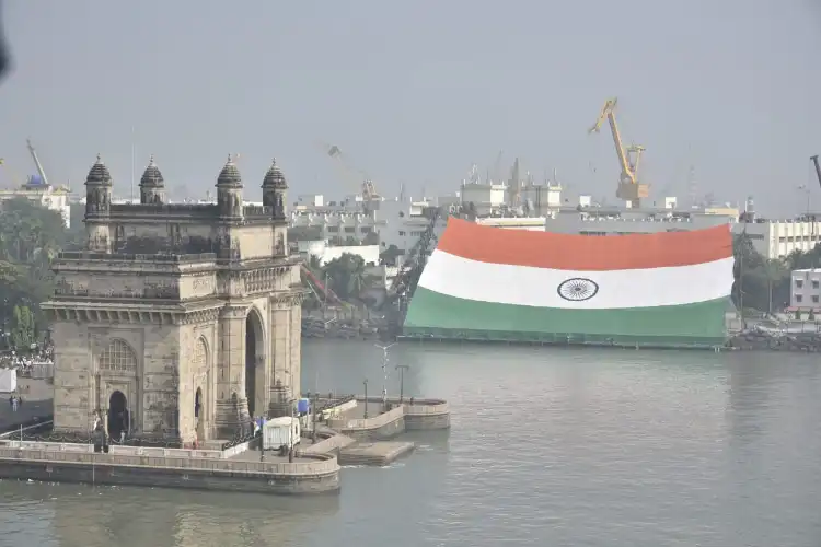 ممبئی میں یادگارقومی پرچم کی نقاب کشائی

