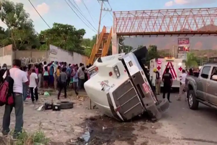 جنوبی میکسیکو میں ٹریلر ٹرک الٹنے سے 49 افراد ہلاک

