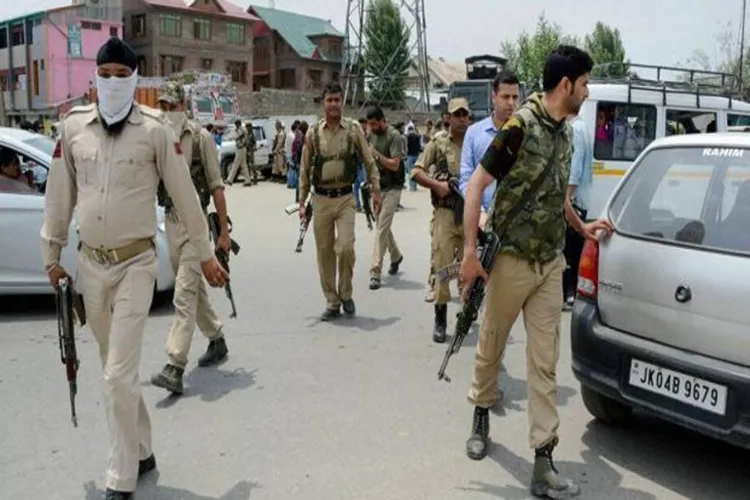 کشمیر میں پولیس اب بلٹ پروف گاڑیوں میں چلے گی
