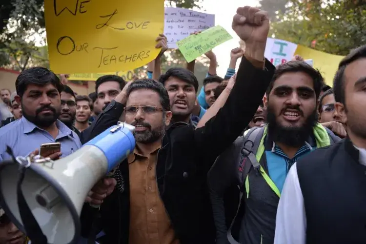 پاکستان :  سرکاری اسکولوں کے اساتذہ کا احتجاج 