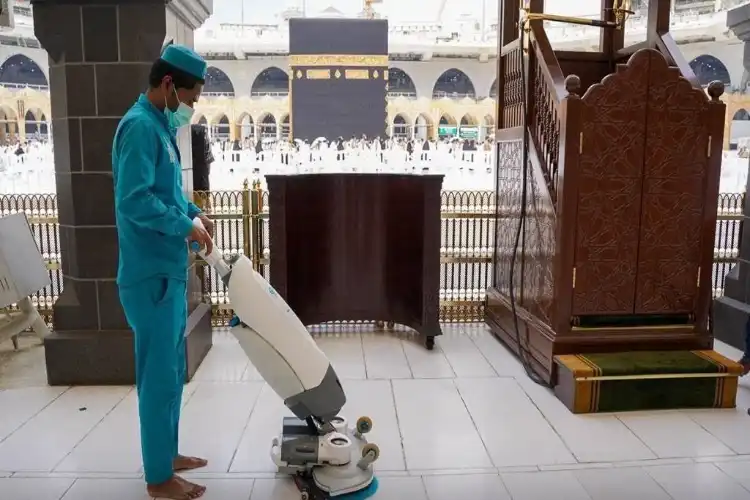 مسجدحرم : روبوٹس سے خوشبواورجراثیم کش  دوائوں کا چھڑکاؤ
