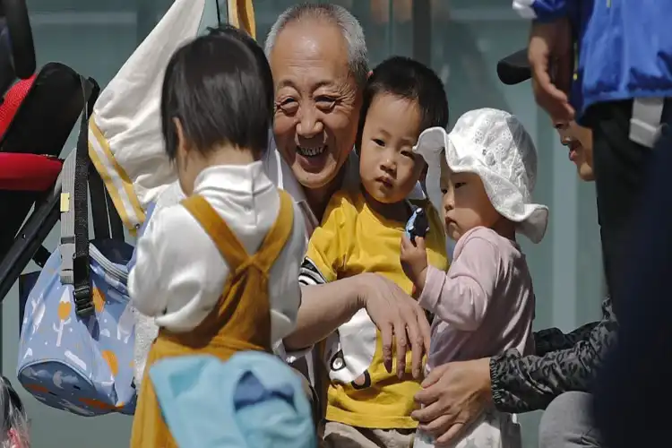 دو،تین بچے پیدا کرواور لون لو،چین میں بینکوں کی پیشکش

