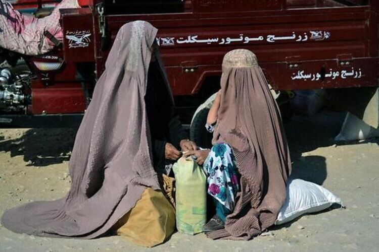 افغانستان: سفر کے لیے خواتین کے ساتھ محرم لازم