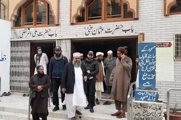 پاکستان : مسجد گرانے کے حکم پرقانون اور مذہبی قیادت میں ٹکراو