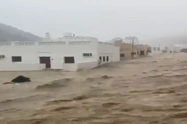 عمان میں زبردست بارش،سیلاب،بچائوکام جاری

