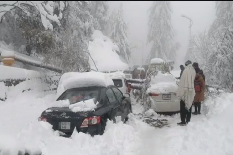 پاکستان: مری میں برفباری-  21 سیاح ہلاک