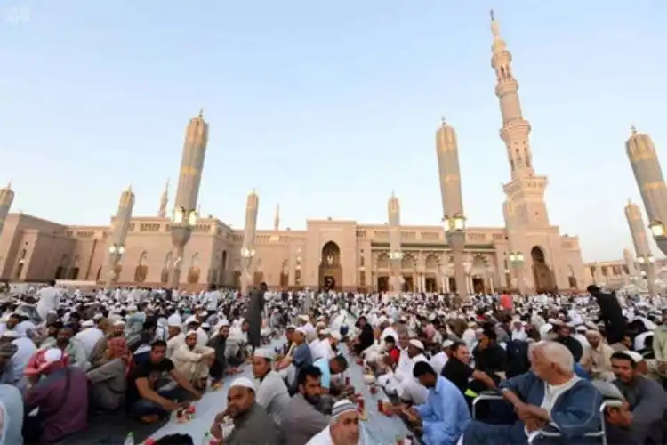 مسجد نبوی میں عوامی افطاری دسترخوان کی تیاری

