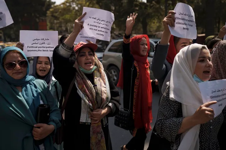 طالبان کا ایک اور ظلم : احتجاجی خواتین پر پھینکا مرچ کا اسپرے
