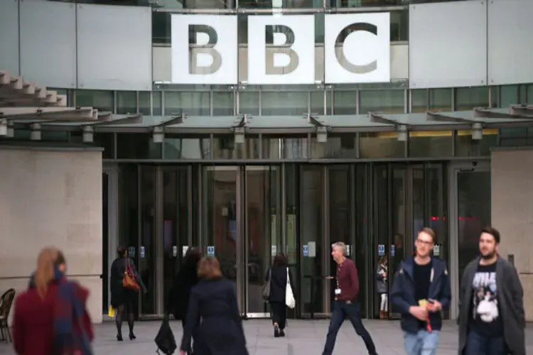 برطانیہ : بی بی سی کے فنڈز دو سال کے لیے منجمد