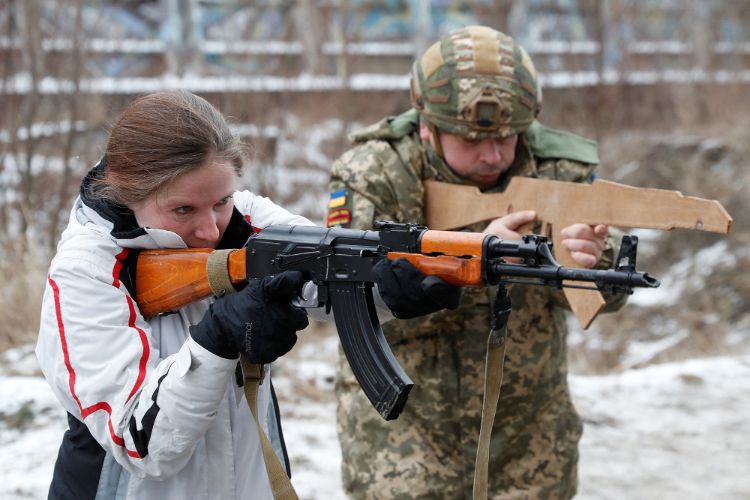 یوکرین میں روسی حملہ کا خدشہ: شہری لے رہے ہیں جنگی تربیت 