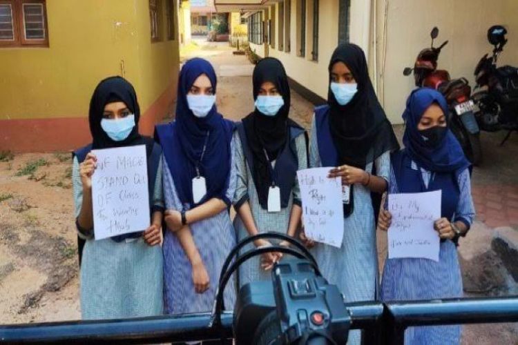 کرناٹک : با حجاب طالبات کو  کیا گیا کلاس سے باہر 