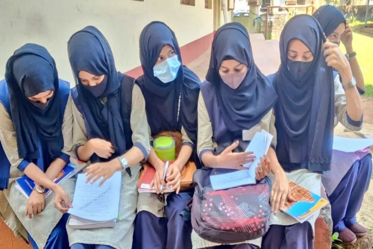 حجاب معاملہ : احتجاجی طالبات کے خلاف محاذ آرائی 