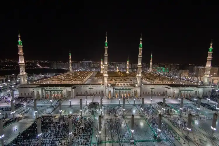 مسجد نبوی میں روشنی کا انتظام کب کب ؟کیسے کیسے کیا گیا؟

