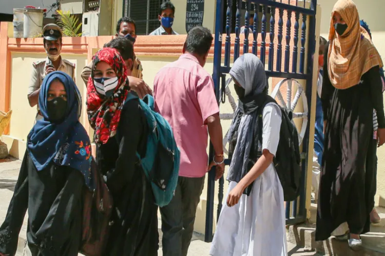 حجاب تنازعہ:کرناٹک میں 13 طالبات نے کیا امتحان کا بائیکاٹ
