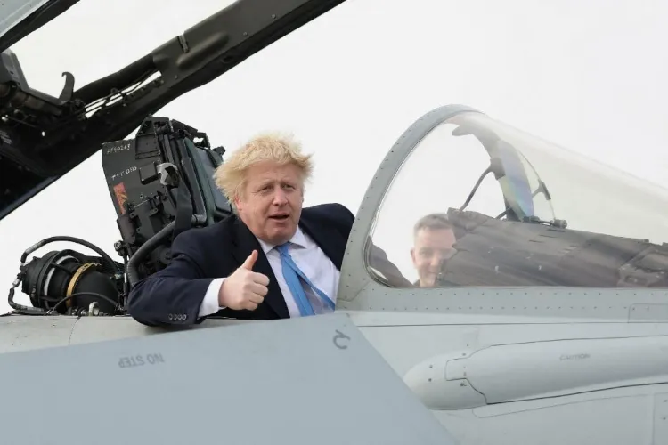برطانیہ : بورس جانسن کا فوٹو شوٹ،فوجی جہاز کا 330 میل سفر