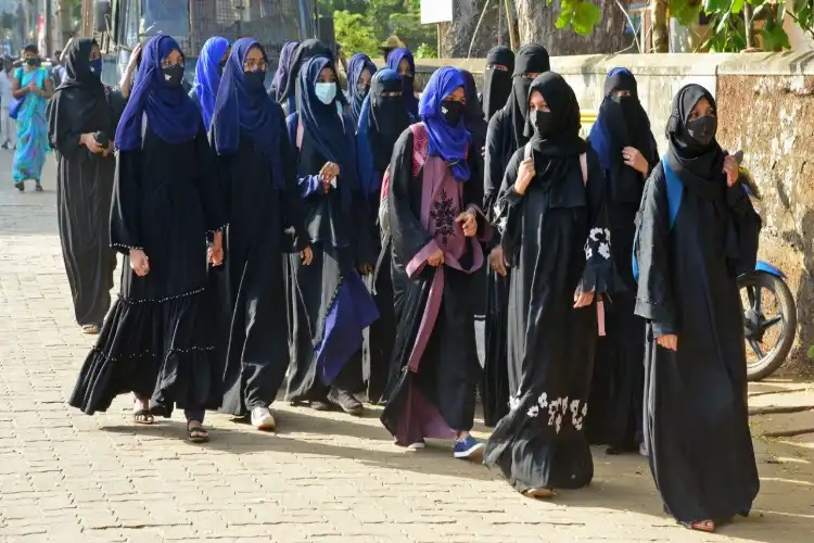 گجرات:امتحان کے دوران حجاب کے خلاف وی ایچ پی کارکنوں کاہنگامہ

