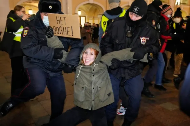 روس: جنگ کے خلاف مظاہرے،متعدد گرفتار