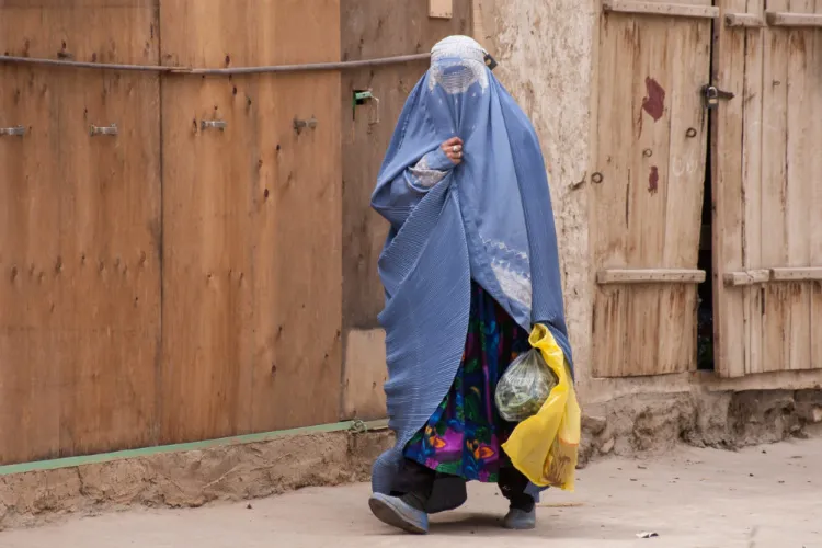 سفر کے لیے خواتین کے ساتھ محرم کا ہونا ضروری: طالبان 