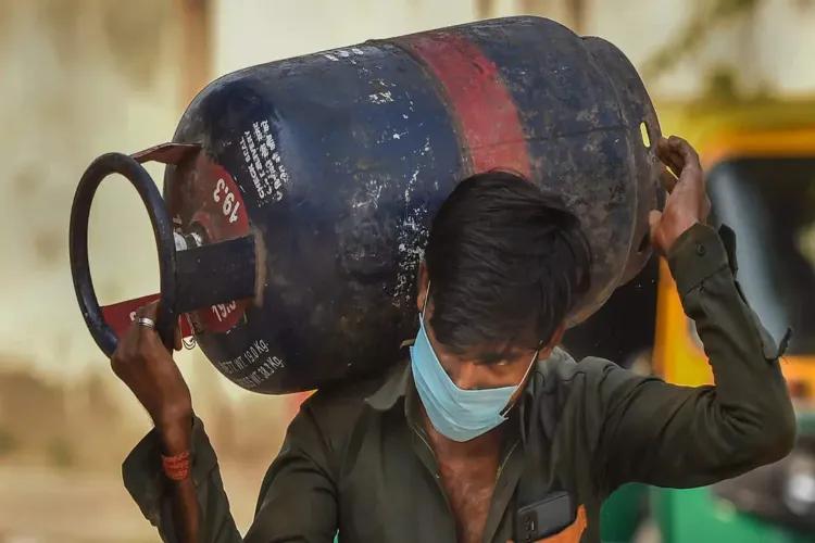 دہلی :کمرشل گیس سلنڈرہوا 105 روپے مہنگا  