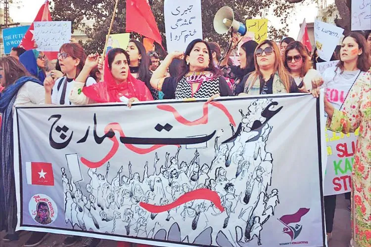 پاکستانی مرد عورت مارچ سے  کیوں ہیں خوف زدہ؟