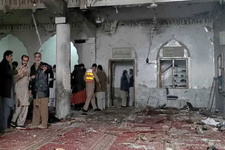 پشاور مسجد میں خودکش حملے۔ داعش نے لی ذمہ داری 