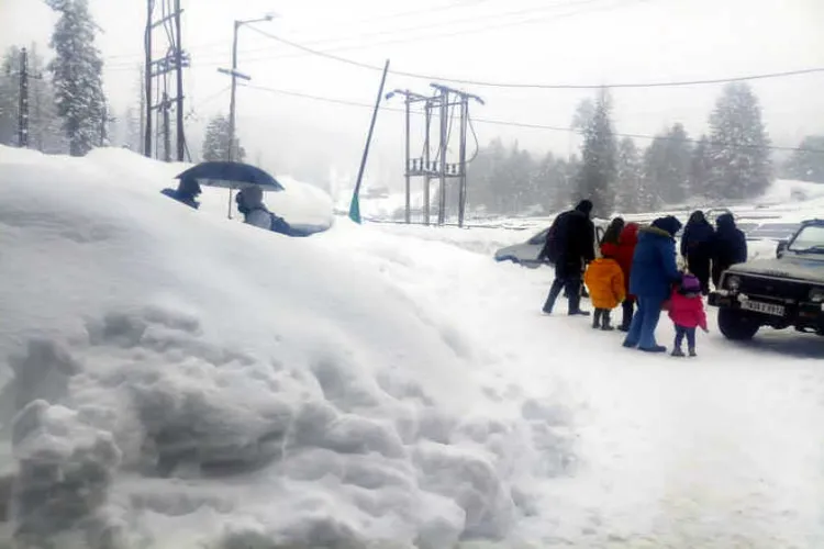 کشمیر میں برفباری ،13 مارچ تک خراب رہے گا موسم