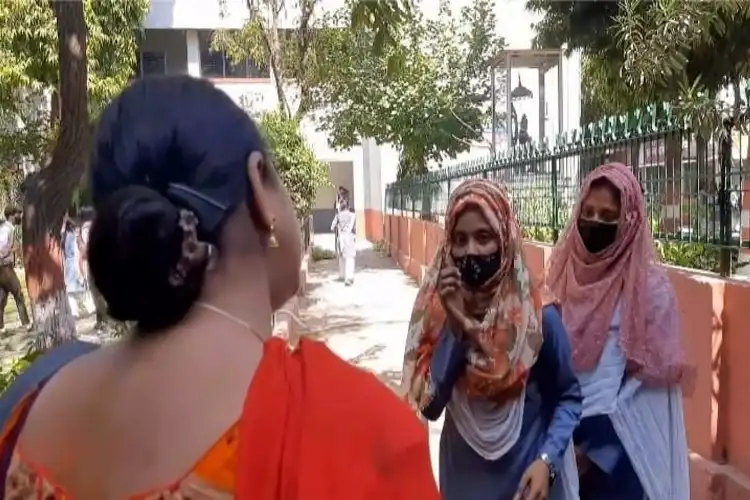 یوپی:کالج میں باحجاب طالبات کوروکا گیا

