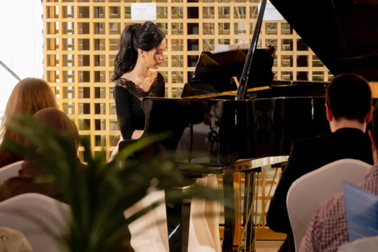 ایمان قستی: سعودی پیانو آرٹسٹ  نے اپنے فن کا لوہا منوا لیا