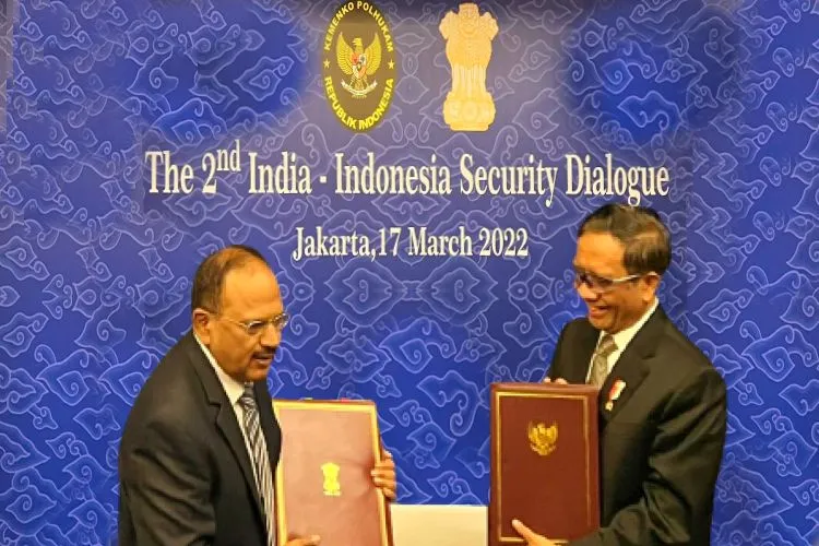 این ایس اے اجیت ڈو بھال انڈونیشیا کے وزیر برائے سلامتی امور محمد محفود کے ساتھ