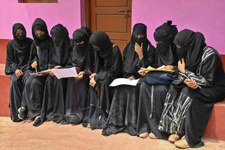 کرناٹک:231طالبات نے حجاب کے بغیر امتحان میں شرکت سےکیاانکار

