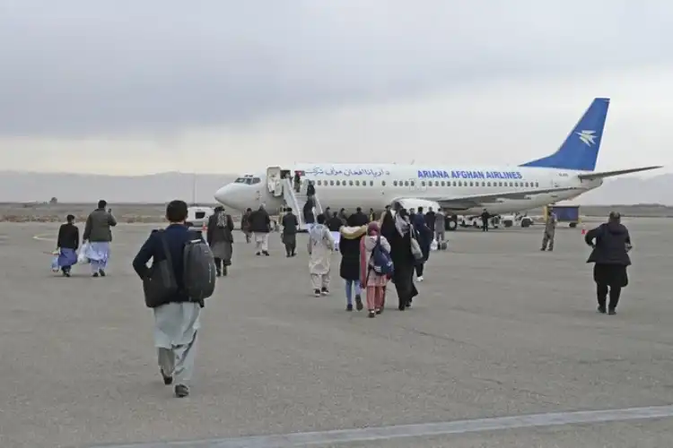 مردوں کے بغیرسفرکرنے والی خواتین کو طالبان نے ایئرپورٹ سے لوٹایا

