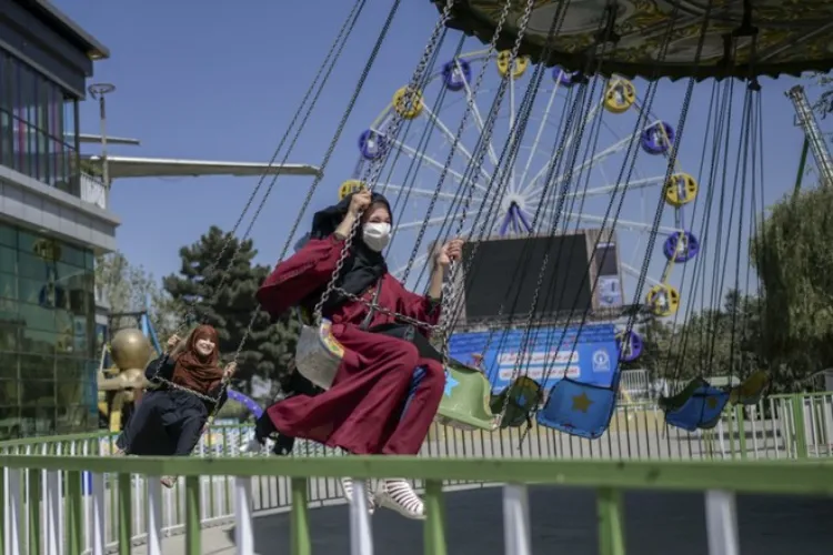 افغانستان: خواتین کا مردوں کے ساتھ پارک جانا منع 