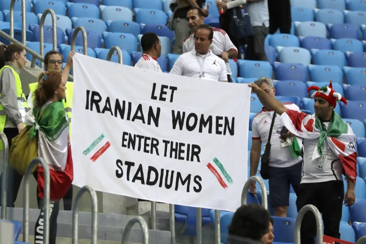 ایران: خواتین کو اسٹیڈیم میں فٹ بال میچ دیکھنے سے روک دیا گیا 