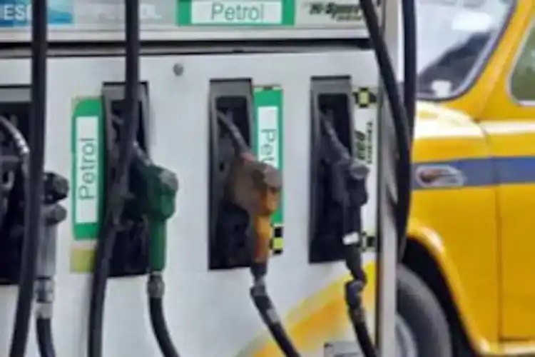 ملک بھر میں پٹرول اور ڈیزل کی قیمتوں میں پھر اضافہ

