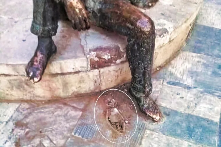 تہران میں معروف آرٹسٹ کے مجسمے کا قیمتی جوتا غائب